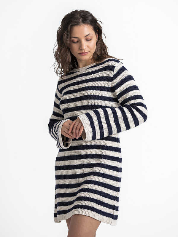 Edited Gehaakte jurk Benita 5. Creëer een zomerse sfeer waar je ook gaat met deze gestreepte crochet jurk, een item dat d...