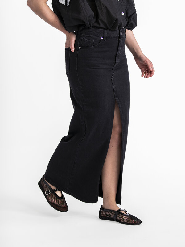 Edited Denim skirt Yu 4. Strive for simplicity with this black denim midi skirt, an essential item that epitomizes effort...