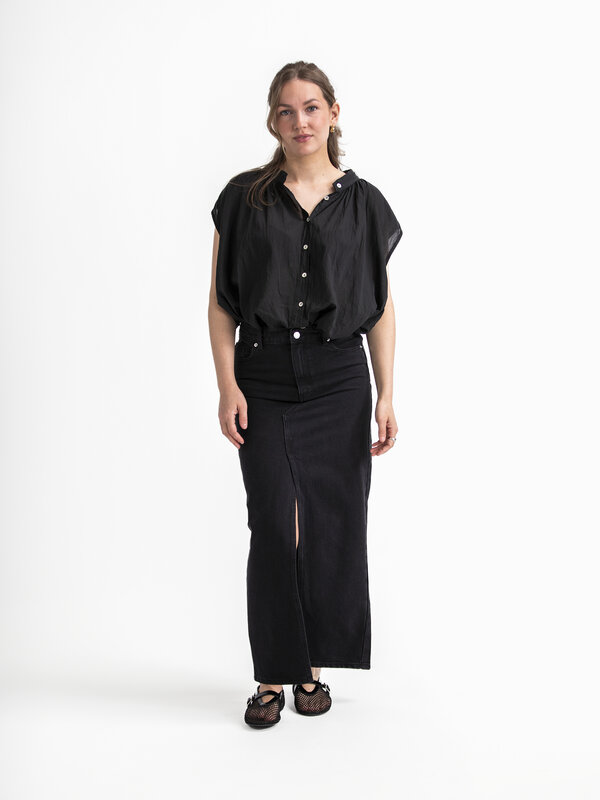 Edited Denim skirt Yu 3. Strive for simplicity with this black denim midi skirt, an essential item that epitomizes effort...