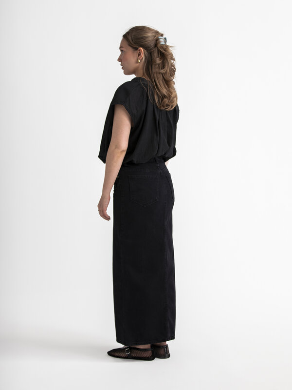 Edited Denim skirt Yu 5. Strive for simplicity with this black denim midi skirt, an essential item that epitomizes effort...
