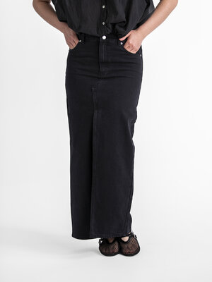 Skirt Yu. Strive for simplicity with this black denim midi skirt, an essential item that epitomizes effortless style. Whe...