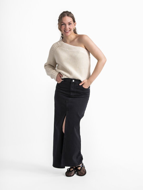 Selected One-shoulder sweater Sedora 3. Ga voor stijlvolle eenvoud met deze one shoulder knitwear trui, een veelzijdig it...