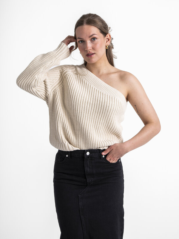 Selected One-shoulder sweater Sedora 1. Ga voor stijlvolle eenvoud met deze one shoulder knitwear trui, een veelzijdig it...
