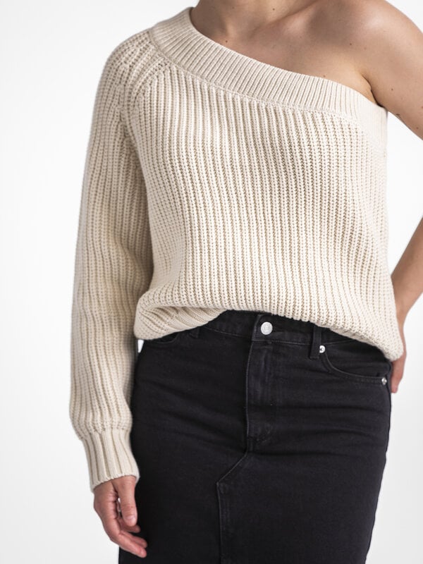 Selected One-shoulder sweater Sedora 4. Ga voor stijlvolle eenvoud met deze one shoulder knitwear trui, een veelzijdig it...