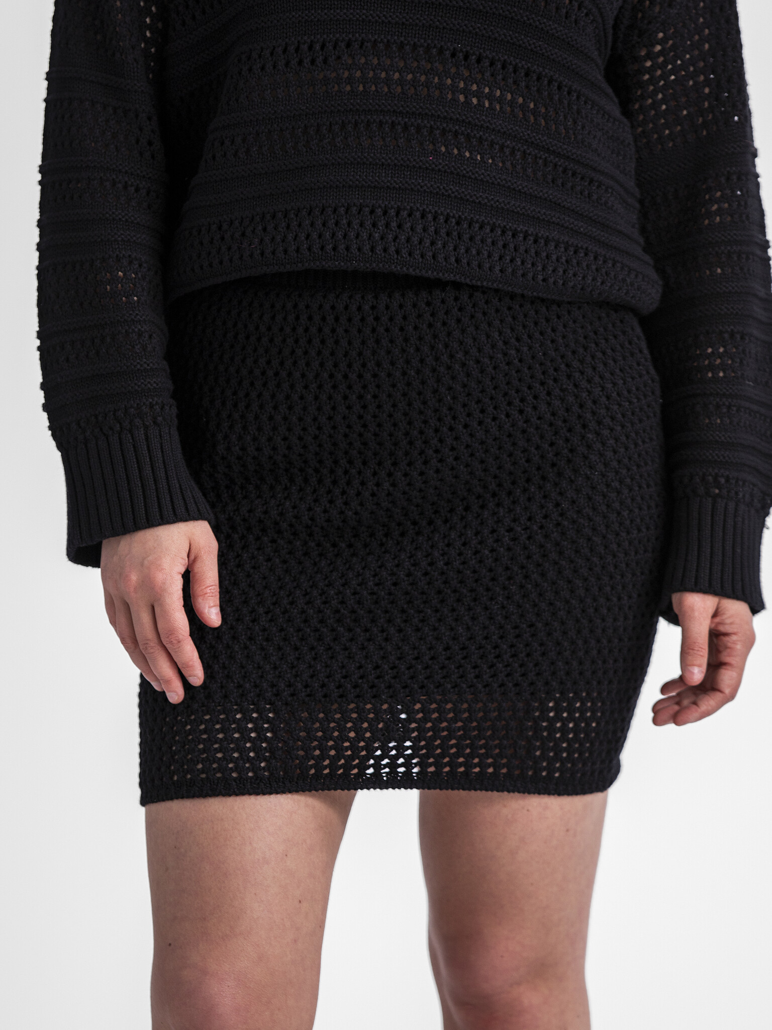 Selected Gehaakte rok Fina 1. Met zijn eenvoudige maar elegante ontwerp is deze zwarte gehaakte rok een essentieel stuk v...