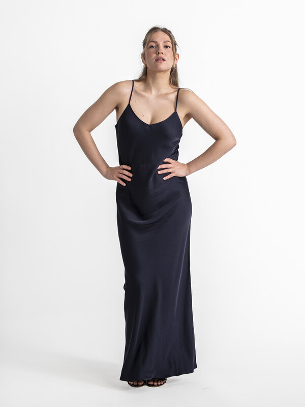 Selected Slip dress Talia-Lena 4. Een satijnen slip dress is altijd in de mode. Deze maxi-jurk is gemaakt van duurzamere ...