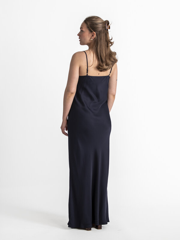 Selected Slip dress Talia-Lena 6. Een satijnen slip dress is altijd in de mode. Deze maxi-jurk is gemaakt van duurzamere ...