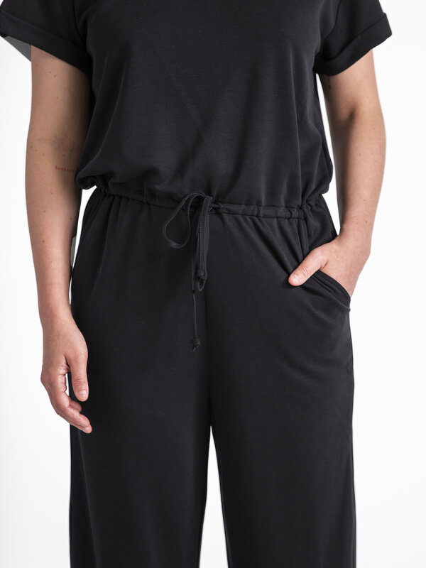 MBYM Jumpsuit Axton 5. Creëer een moeiteloos chique look met deze jumpsuit met T-shirtmouwen, ideaal voor elke gelegenhei...