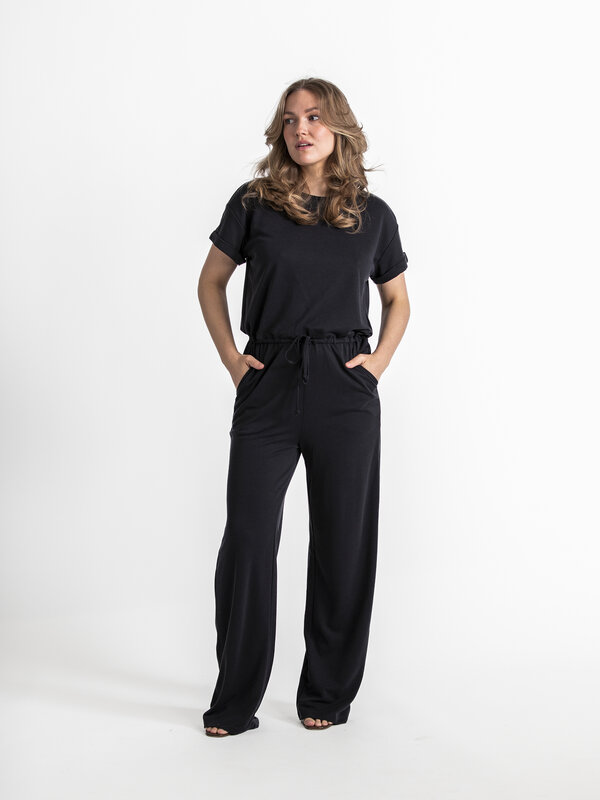 MBYM Jumpsuit Axton 1. Creëer een moeiteloos chique look met deze jumpsuit met T-shirtmouwen, ideaal voor elke gelegenhei...