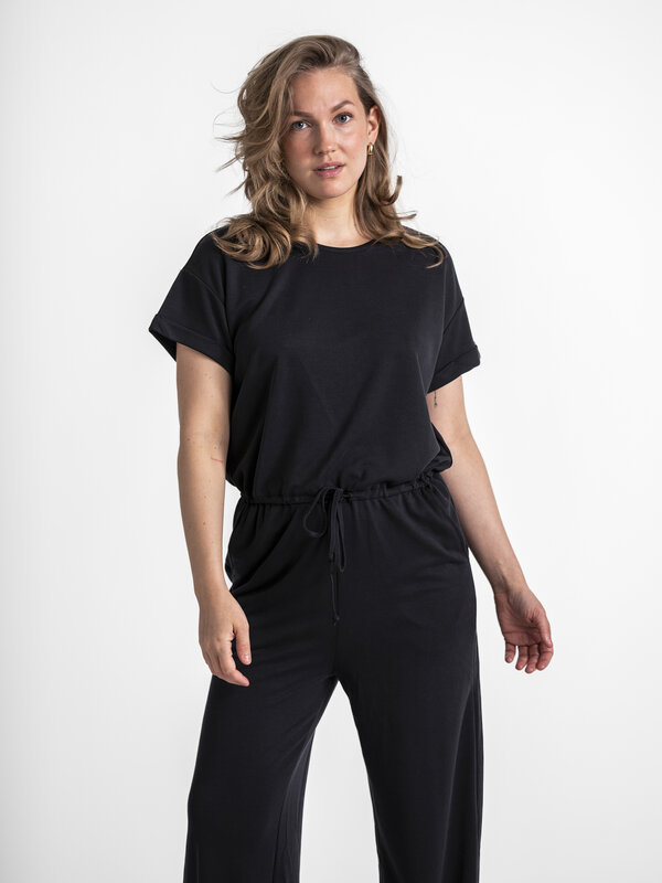 MBYM Jumpsuit Axton 3. Creëer een moeiteloos chique look met deze jumpsuit met T-shirtmouwen, ideaal voor elke gelegenhei...