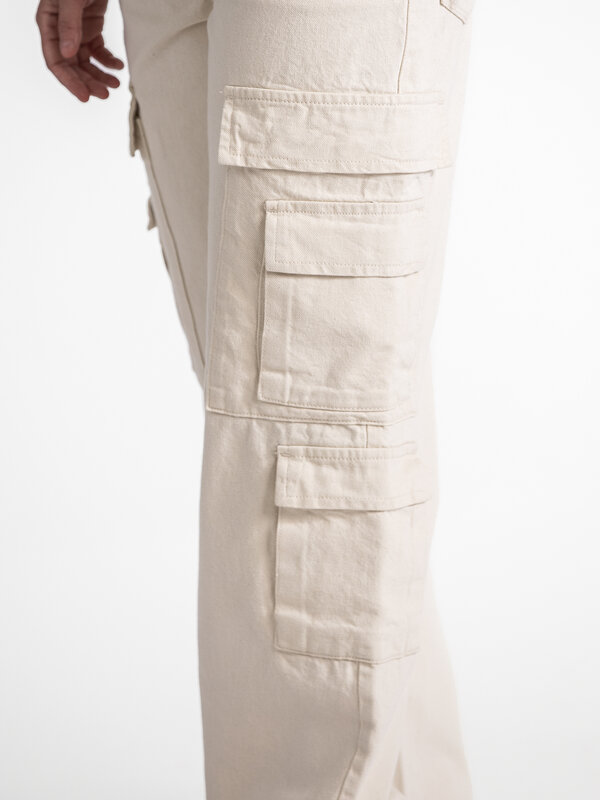 Selected Cargo broek Tiana 7. Maak een statement met deze stoere cargobroek.  De opgestikte zakken en relaxte pasvorm zor...