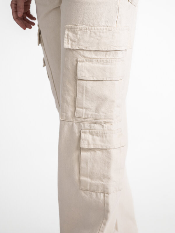 Selected Pantalon cargo Tiana 7. Faites une déclaration avec ce pantalon cargo robuste. Les poches plaquées et la coupe d...