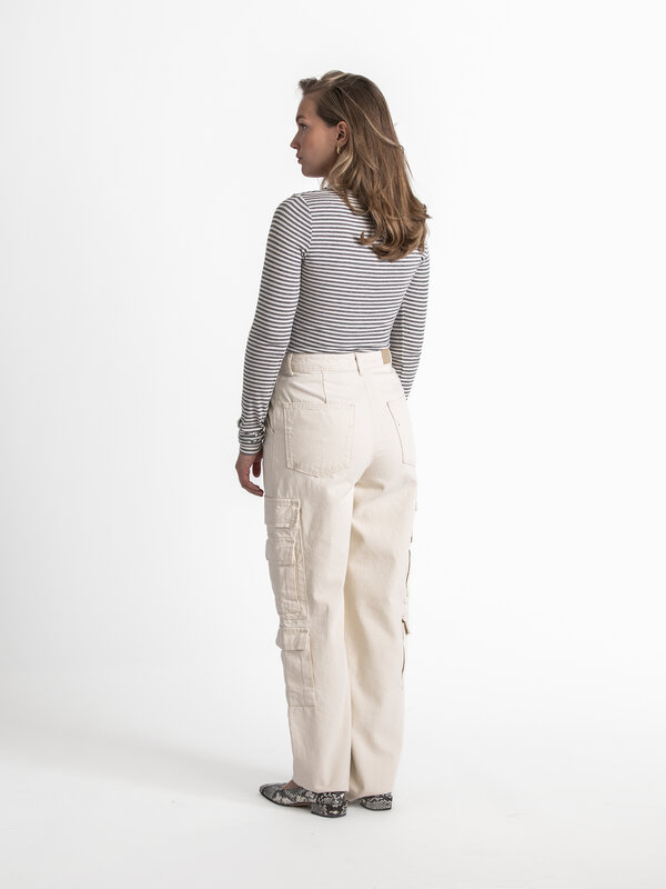 Selected Cargo broek Tiana 8. Maak een statement met deze stoere cargobroek.  De opgestikte zakken en relaxte pasvorm zor...