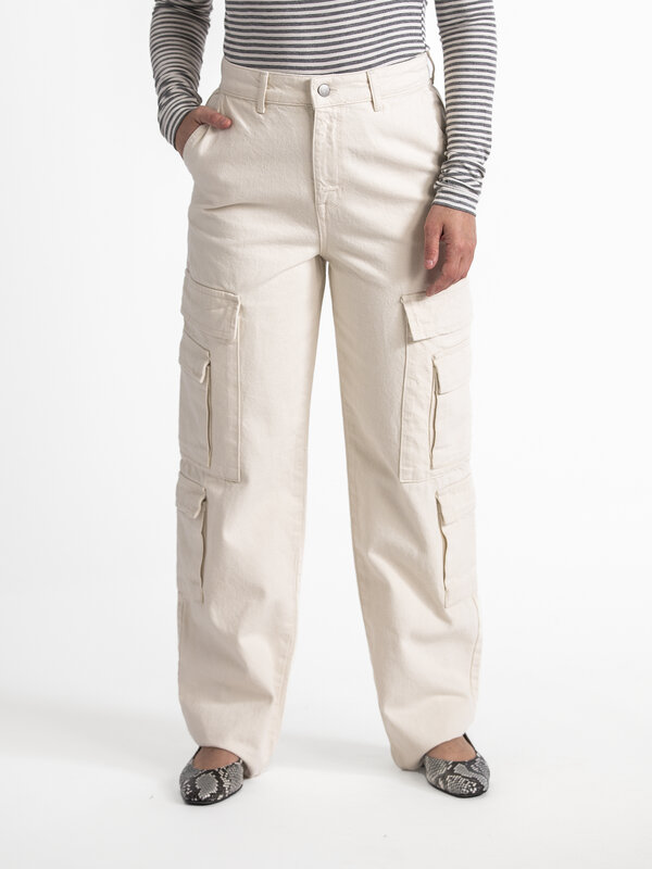 Selected Cargo broek Tiana 6. Maak een statement met deze stoere cargobroek.  De opgestikte zakken en relaxte pasvorm zor...