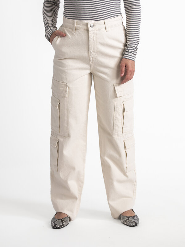 Selected Pantalon cargo Tiana 5. Faites une déclaration avec ce pantalon cargo robuste. Les poches plaquées et la coupe d...