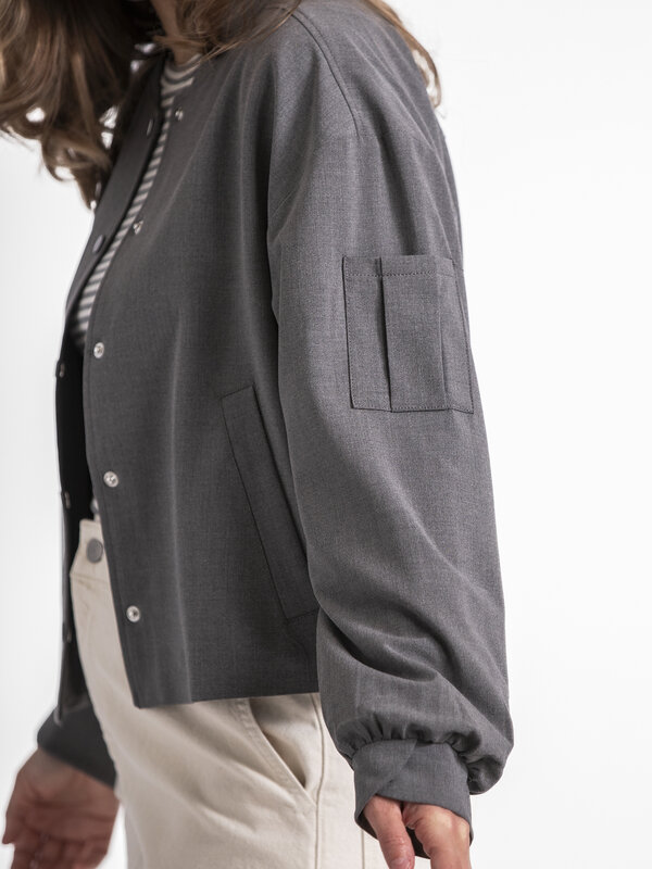 MBYM Vest Camanchi 4. Découvrez la polyvalence de cette veste courte, avec sa fermeture boutonnée et ses poches latérales...