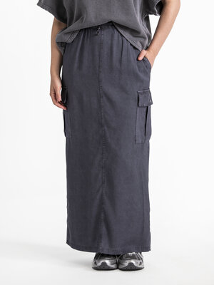 Jupe longue Pahana Blaire. Découvrez le mélange ultime de confort et de style avec cette longue jupe dotée de poches carg...