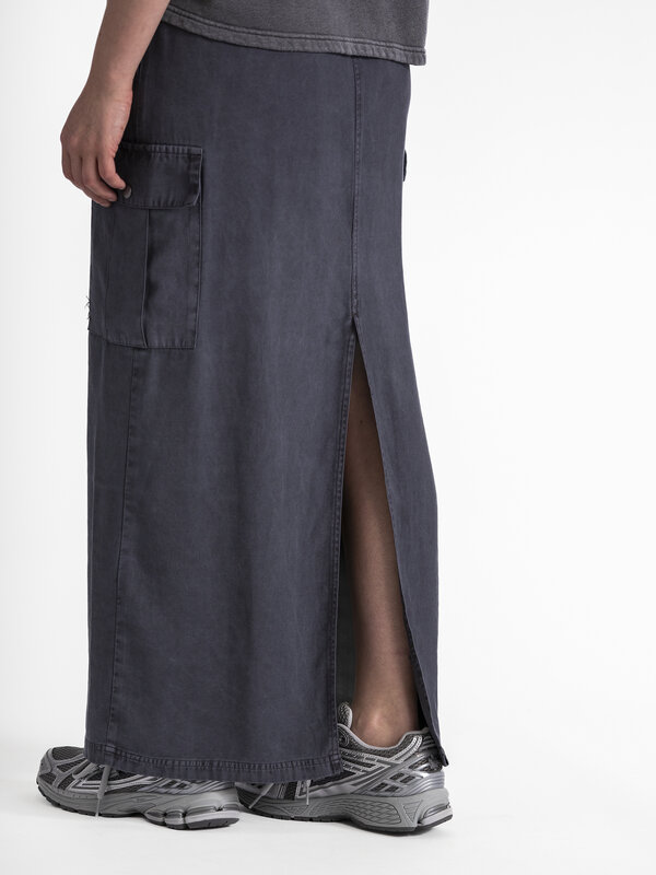 MBYM Jupe cargo Pahana Blaire 4. Découvrez le mélange ultime de confort et de style avec cette longue jupe dotée de poche...