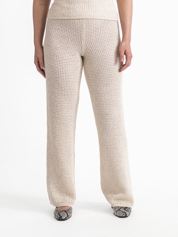 Edited Pantalon en maille Vineta 3. Optez pour une élégance sans effort avec ce pantalon en tricot de couleur crème, parf...
