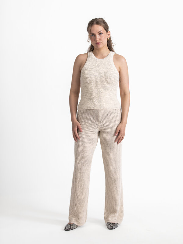 Edited Pantalon en maille Vineta 1. Optez pour une élégance sans effort avec ce pantalon en tricot de couleur crème, parf...