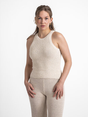 Top Eyleen. Upgrade your summer style with this cream-colored knitted tank top, combining comfort and style for an effort...
