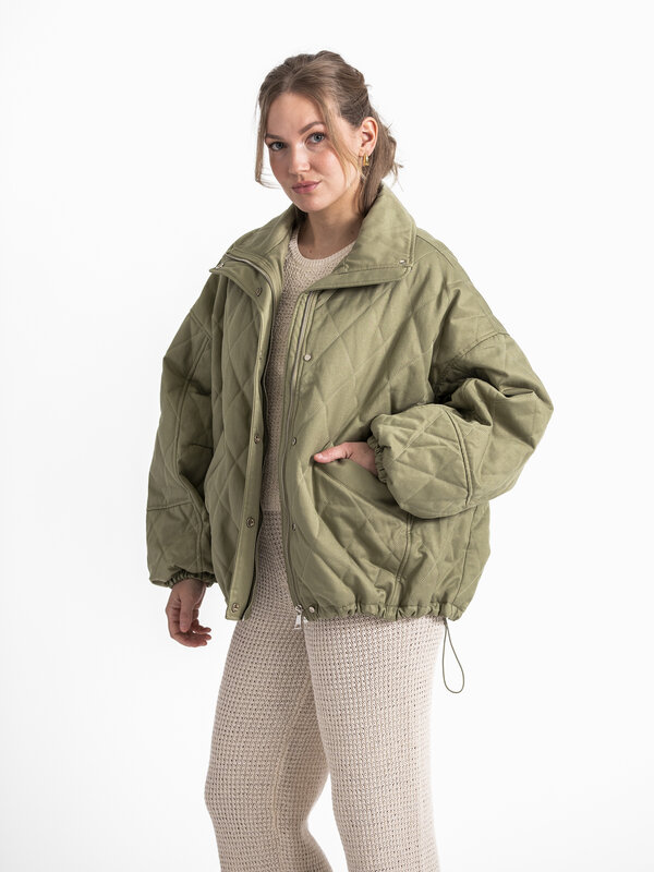 Le Marais Quilted jacket Tobias 5. Embrace the transitional season with our stylish khaki quilted jacket. A versatile pie...