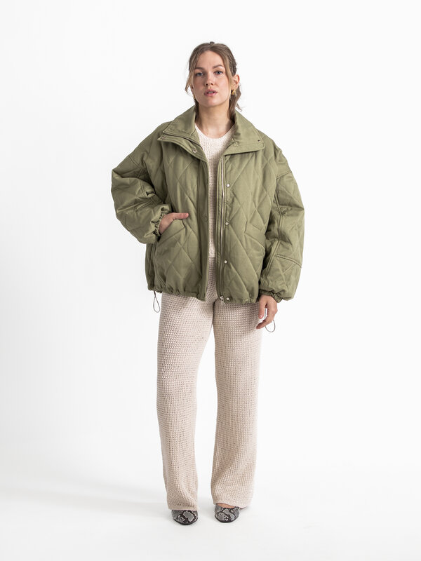 Le Marais Quilted jacket Tobias 6. Embrace the transitional season with our stylish khaki quilted jacket. A versatile pie...