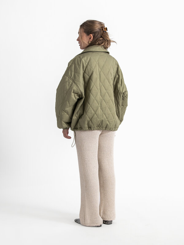 Le Marais Quilted jacket Tobias 8. Embrace the transitional season with our stylish khaki quilted jacket. A versatile pie...