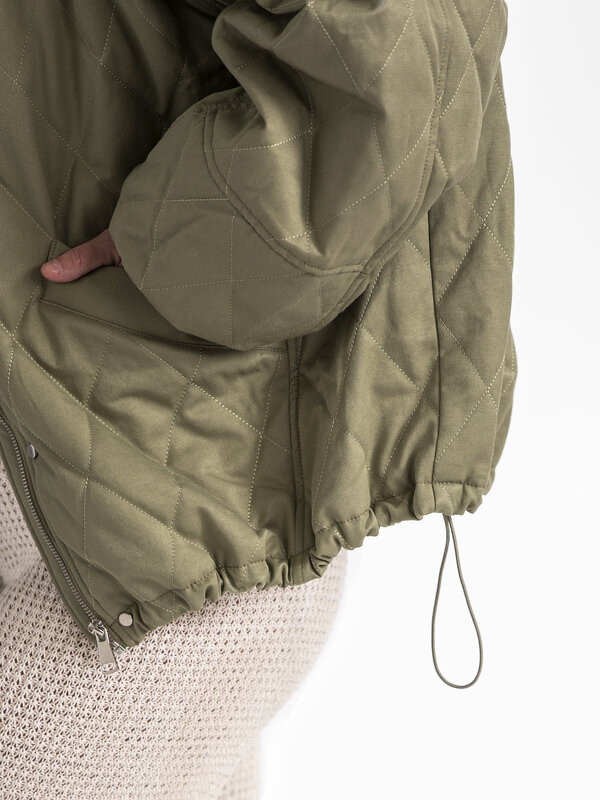 Le Marais Quilted jacket Tobias 7. Embrace the transitional season with our stylish khaki quilted jacket. A versatile pie...