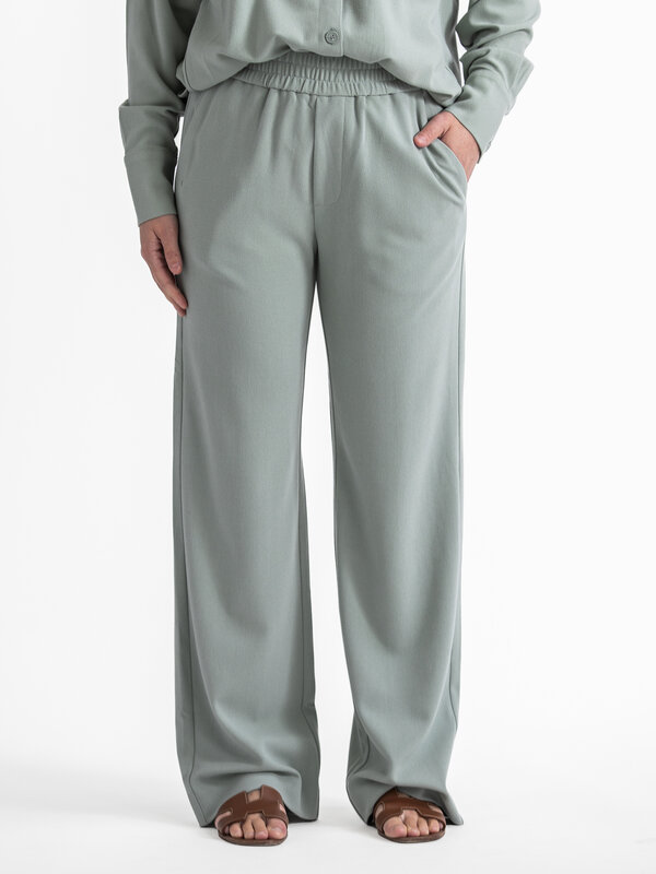 MBYM Pantalon Phillipa Edviwa 1. Créez un look épuré avec ce pantalon large, qui peut être stylé sans effort pour des ten...