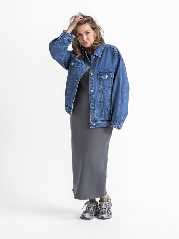 Edited Veste en jean Jazlyn 4. Optez pour un look intemporel avec cette veste en denim oversize. Son design classique vou...