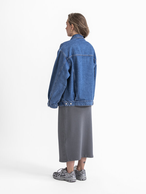 Edited Denim jas Jazlyn 7. Ga voor een tijdloze look met deze oversized denim jas. Het klassieke design zorgt ervoor dat ...