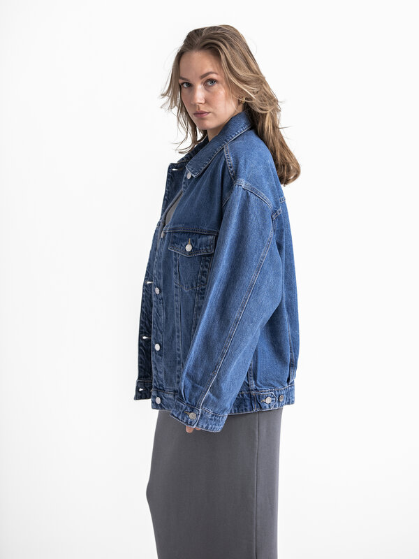 Edited Denim jacket Jazlyn 5. Go for a timeless look with this oversized denim jacket. Its classic design ensures you alw...