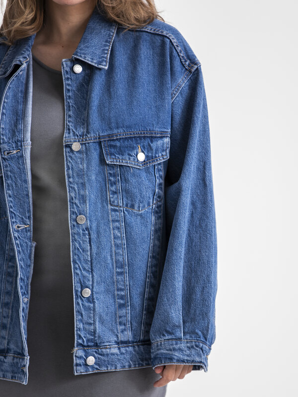 Edited Veste en jean Jazlyn 6. Optez pour un look intemporel avec cette veste en denim oversize. Son design classique vou...