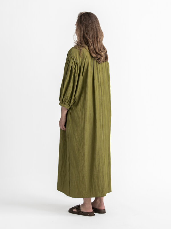 Le Marais Robe Maja 6. Créez un look chic sans effort avec notre robe verte. Confortable et élégante, c'est le complément...