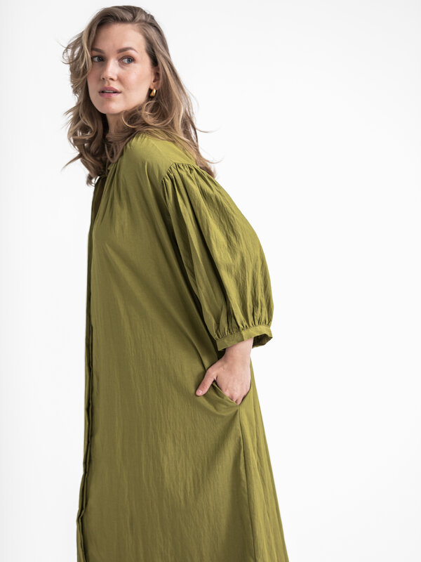 Le Marais Jurk Maja 5. Creëer een moeiteloos chique look met onze groene jurk. Comfortabel en stijlvol, het is de perfect...