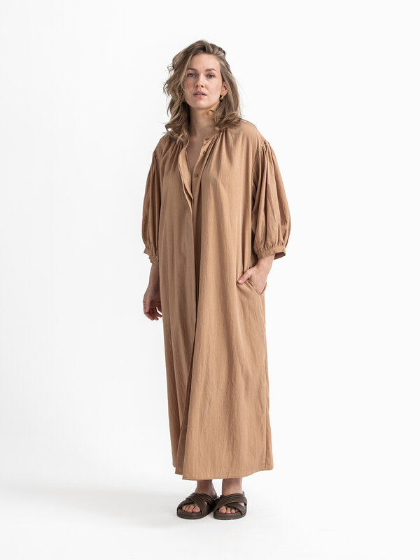 Le Marais Robe Maja 1. Optez pour un look décontracté mais élégant avec notre robe décontractée. Un choix simple qui a to...