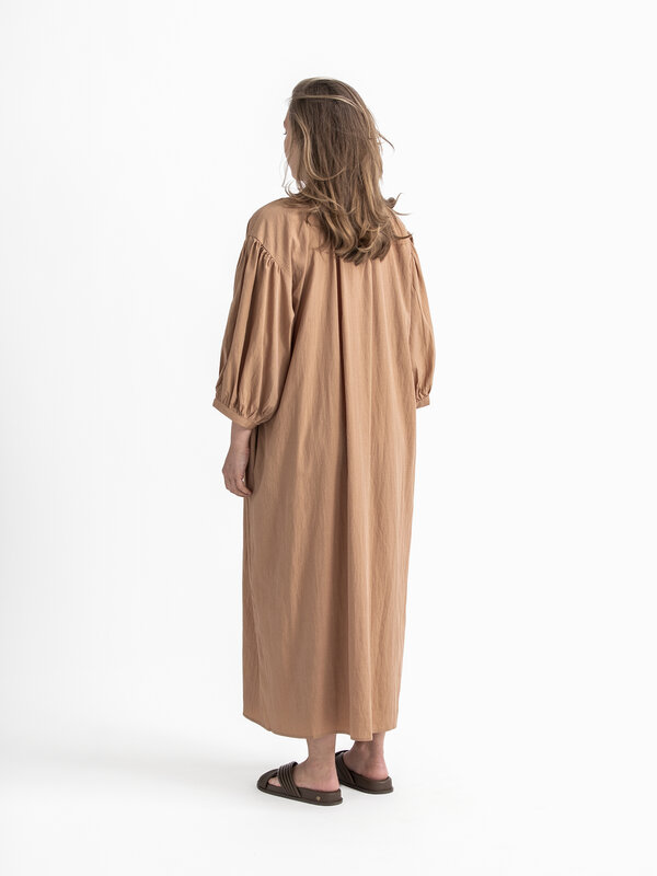Le Marais Robe Maja 4. Optez pour un look décontracté mais élégant avec notre robe décontractée. Un choix simple qui a to...