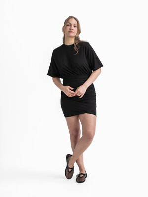 Dress Thivya. This black dress, made from t-shirt fabric, combines comfortable elegance with a fitted skirt that accentua...