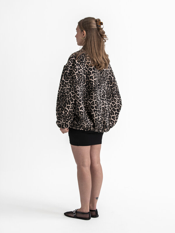 Le Marais Bomber Oscar 5. Create an effortlessly cool look in this leopard print bomber. A contemporary piece that elevat...