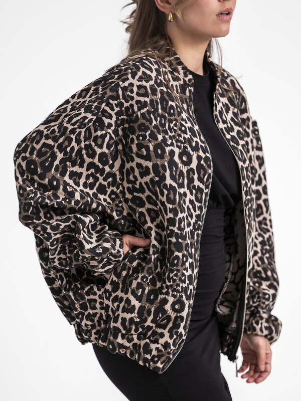 Le Marais Bomber Oscar 4. Create an effortlessly cool look in this leopard print bomber. A contemporary piece that elevat...