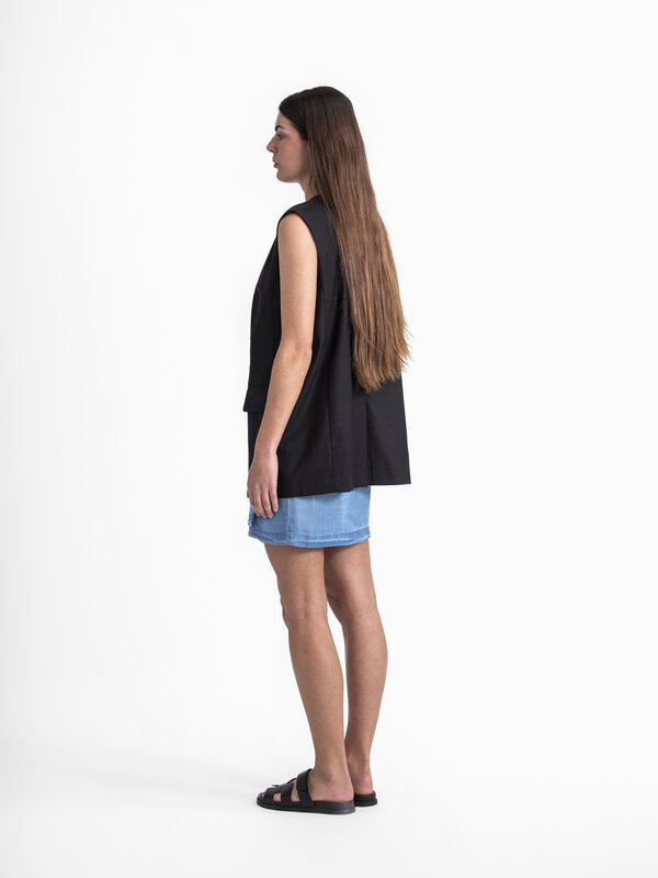 Edited Jupe portefeuille Xani 5. Optez pour un look contemporain et unique avec cette jupe portefeuille bleue courte. La ...