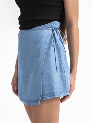 Jupe Xani. Optez pour un look contemporain et unique avec cette jupe portefeuille bleue courte. La jupe combine des détai...