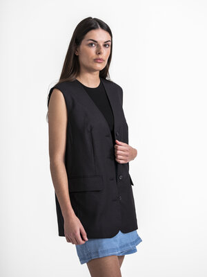 Vest Mika. Dit oversized gilet is een moderne variant op tijdloze tailoring. Het heeft de paspelzakken en flatterende V-h...