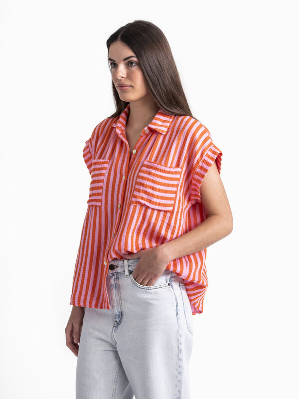 Le Marais Gestreepte blouse Lina 1. Voeg wat kleur toe aan je garderobe met dit gestreept hemd met korte mouwen. Een leuk...