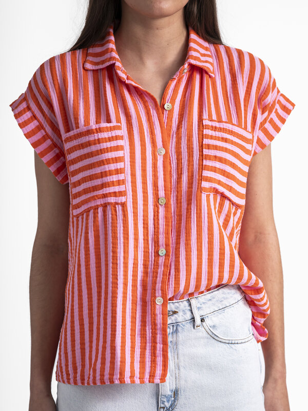 Le Marais Gestreepte blouse Lina 4. Voeg wat kleur toe aan je garderobe met dit gestreept hemd met korte mouwen. Een leuk...
