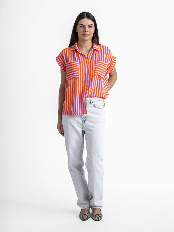 Le Marais Gestreepte blouse Lina 3. Voeg wat kleur toe aan je garderobe met dit gestreept hemd met korte mouwen. Een leuk...