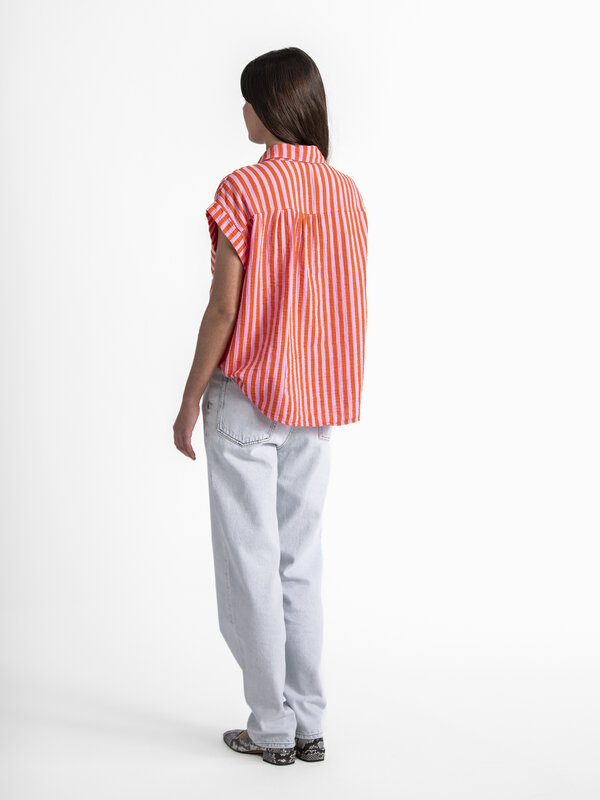 Le Marais Blouse rayée Lina 5. Ajoutez de la couleur à votre garde-robe avec cette chemise à rayures à manches courtes. U...