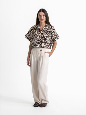 Chemise Mia. Affirmez-vous avec ce cropped shirt à l'imprimé léopard. Avec son allure cool, le léopard est un motif indis...