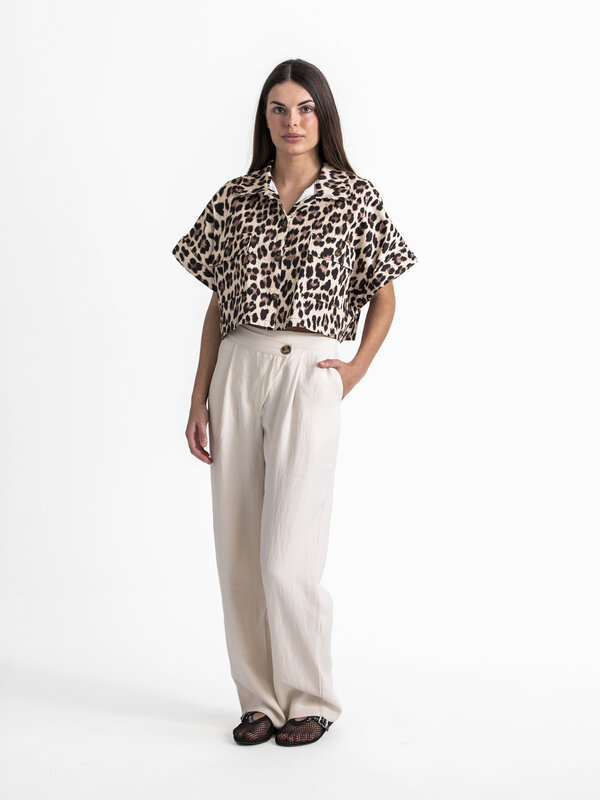 Le Marais Cropped shirt Mia 1. Maak een statement in deze cropped shirt in leopard print. Met zijn coole uitstraling is l...